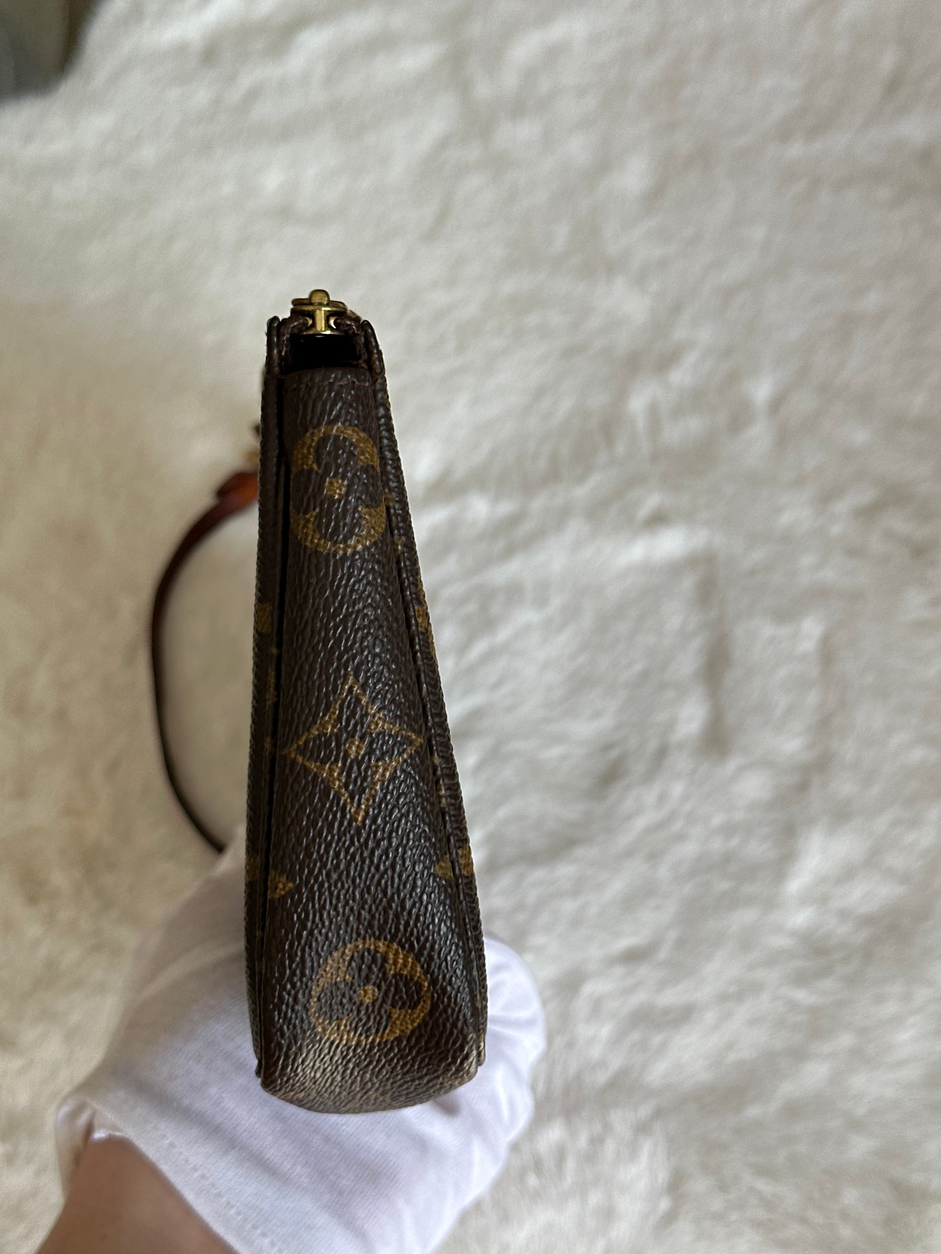 Louis Vuitton Vintage Pochette Accessories in Monogram