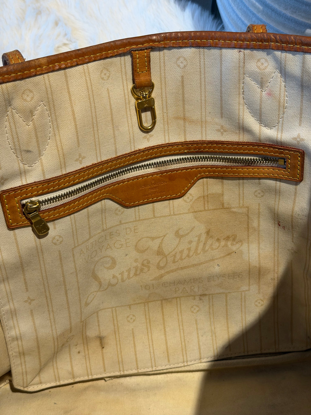 Louis Vuitton Neverfull MM in Damier Azur Canvas